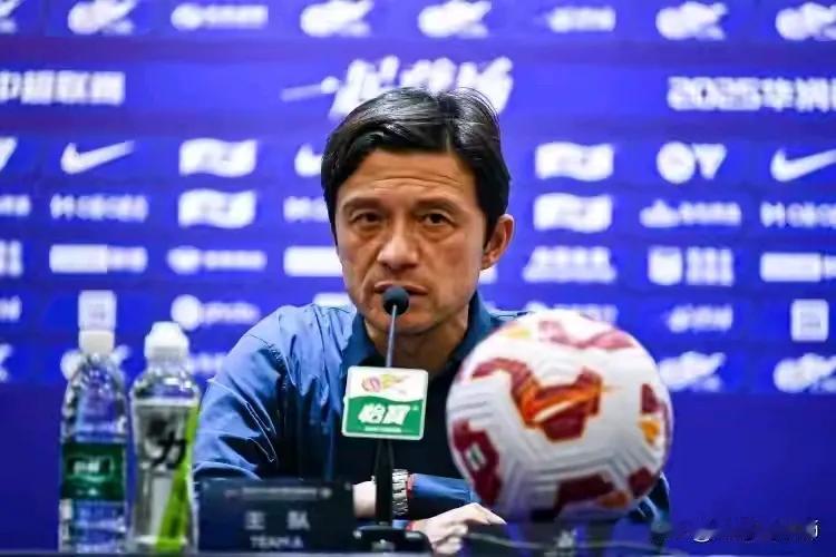 虽未见长春亚泰官宣，但满屏都在说谢晖下课的消息，应该不是空穴来风，也许就在今夜。