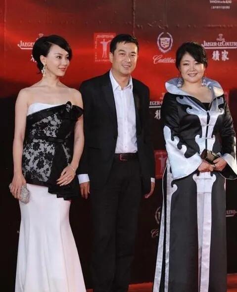 事实证明，年龄大了的中老年女人在发福了之后，是不能穿这样的礼服裙，有点紧，显得身