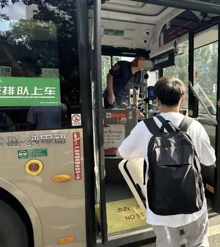 公交上的一次暖心解围，藏着普通人最朴素的善意一名高中生上了一辆公交车，准备