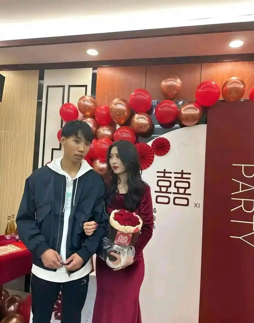 我都不知道这女的怎么看上他的