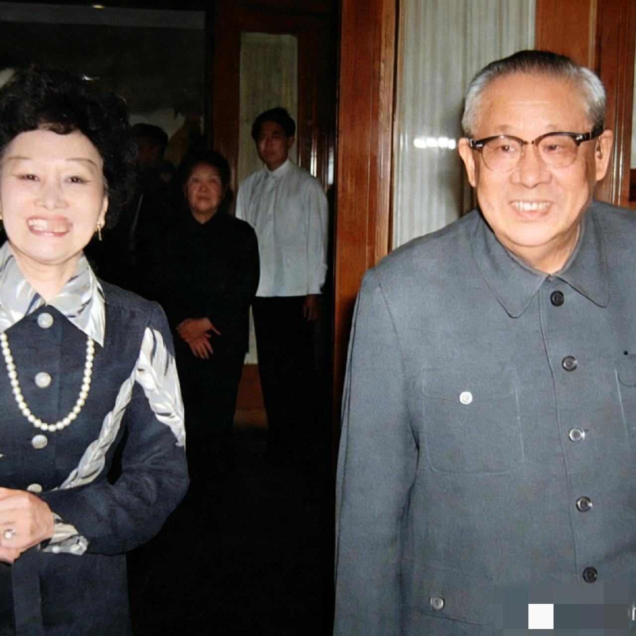 80年代初，廖承志和“表外甥女”陈香梅，一张温馨的合影，作为飞虎将军陈纳德的遗孀