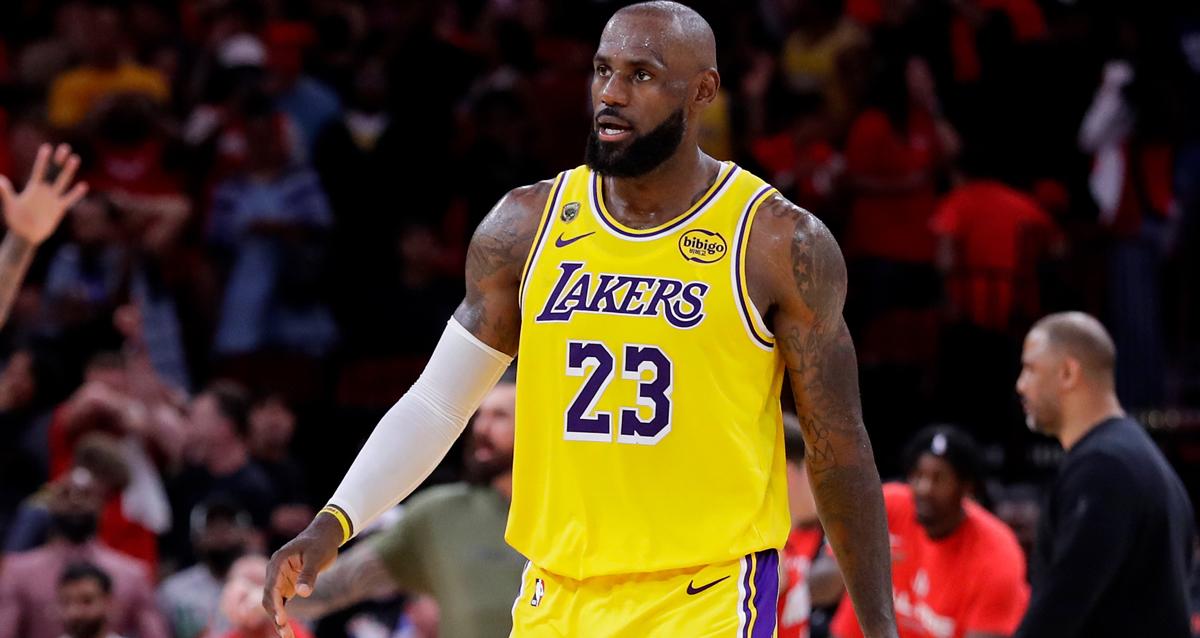 据ESPN记者沙姆斯·查拉尼亚报道，追求勒布朗·詹姆斯的球队高管们，正通过他的经