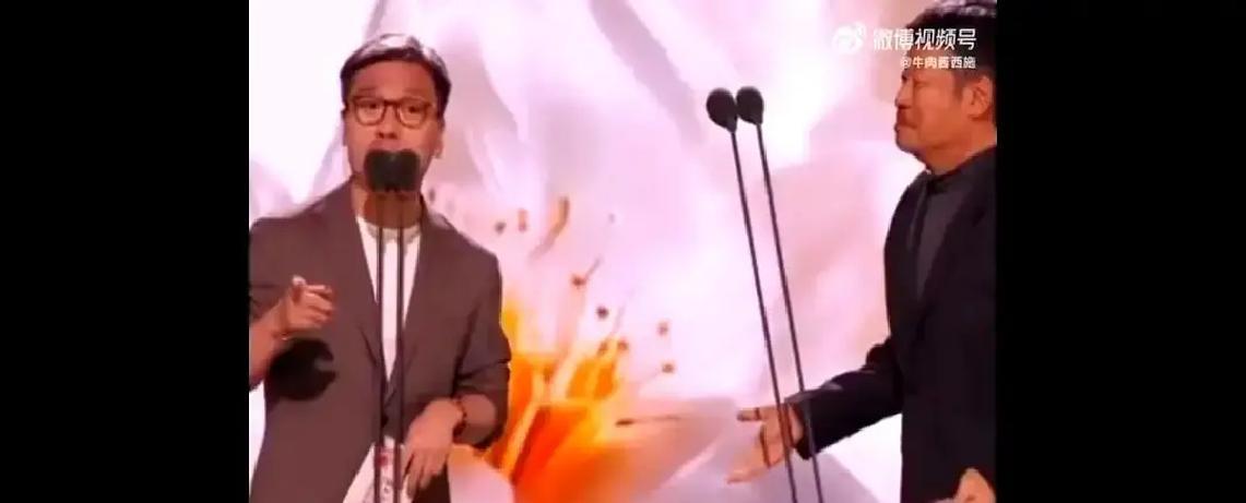 别再叫他顶流了。这个标签，已经配不上他现在的战场。2023年，他悄无声息地