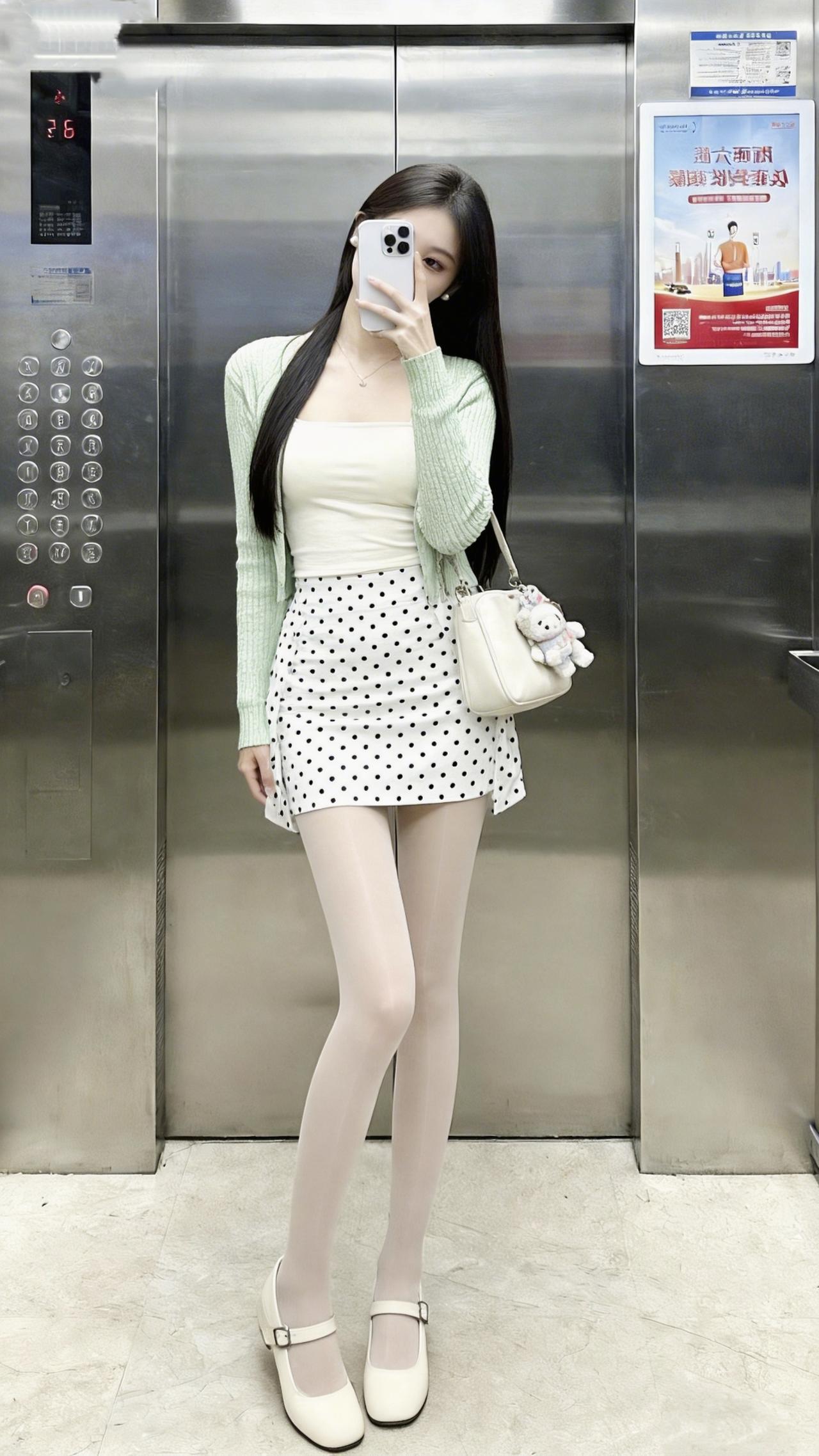 软乎乎的开衫裹着温柔，波点裙一摆就甜到发慌小熊包一背，电梯间随手拍都像刚摘了把