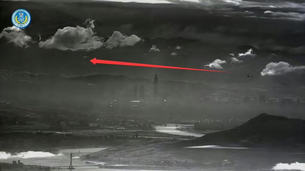 中国解放军双尾蝎拍摄到大台北，从淡水河口一直到台北101大楼，与此同时，从桃园机