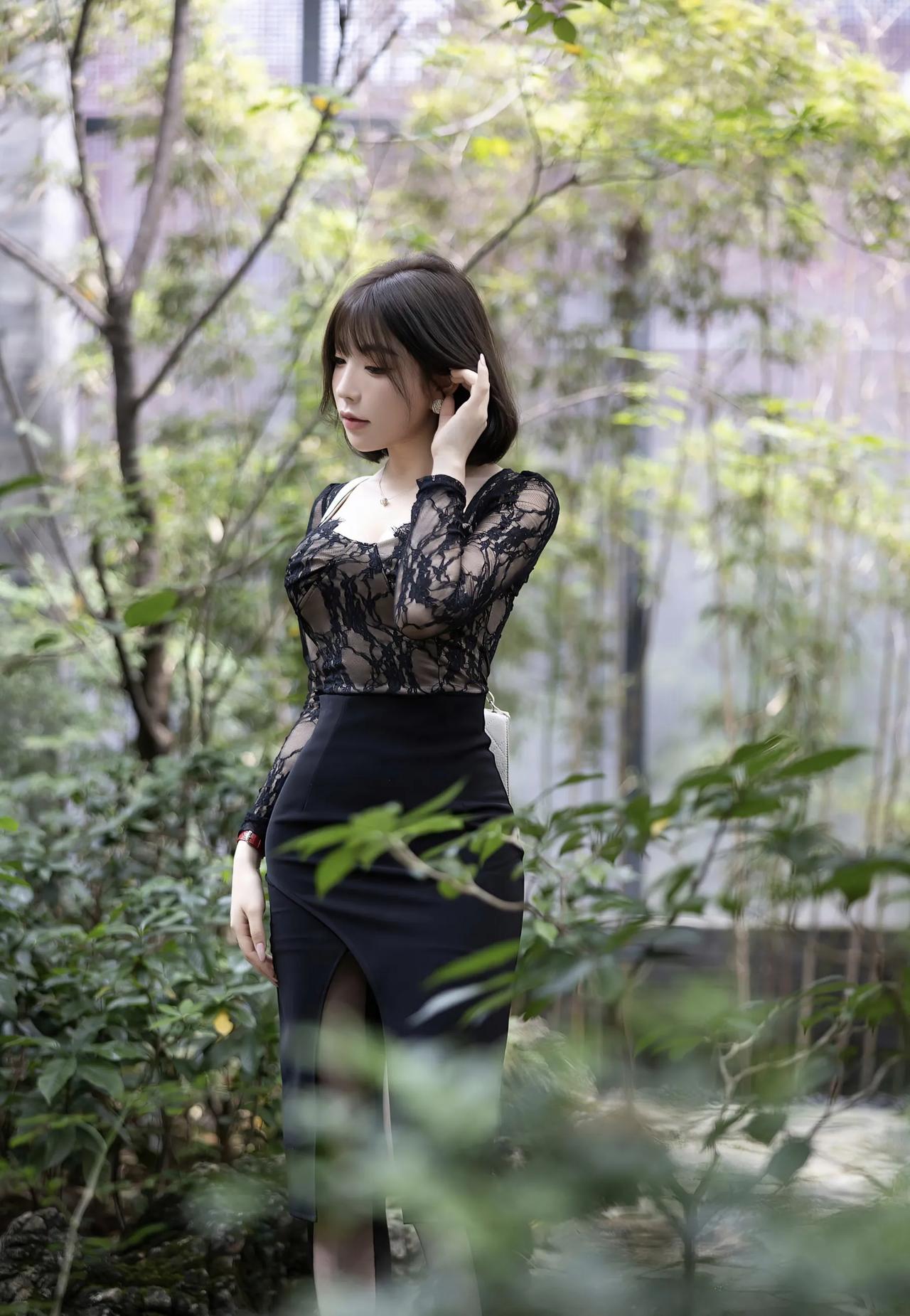 徐莉芝美图分享5：蕾丝上衣配黑色短裙性感蕾丝风徐莉儿徐芝徐莉凯赵莉芝徐