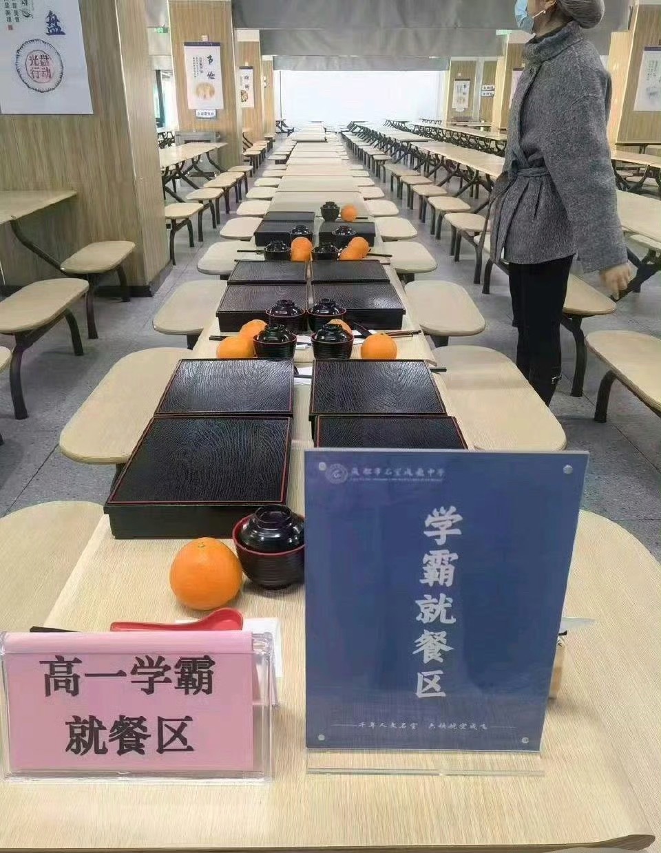 同样是吃饭，为何要分三六九等？？？这样对孩子真的好吗？