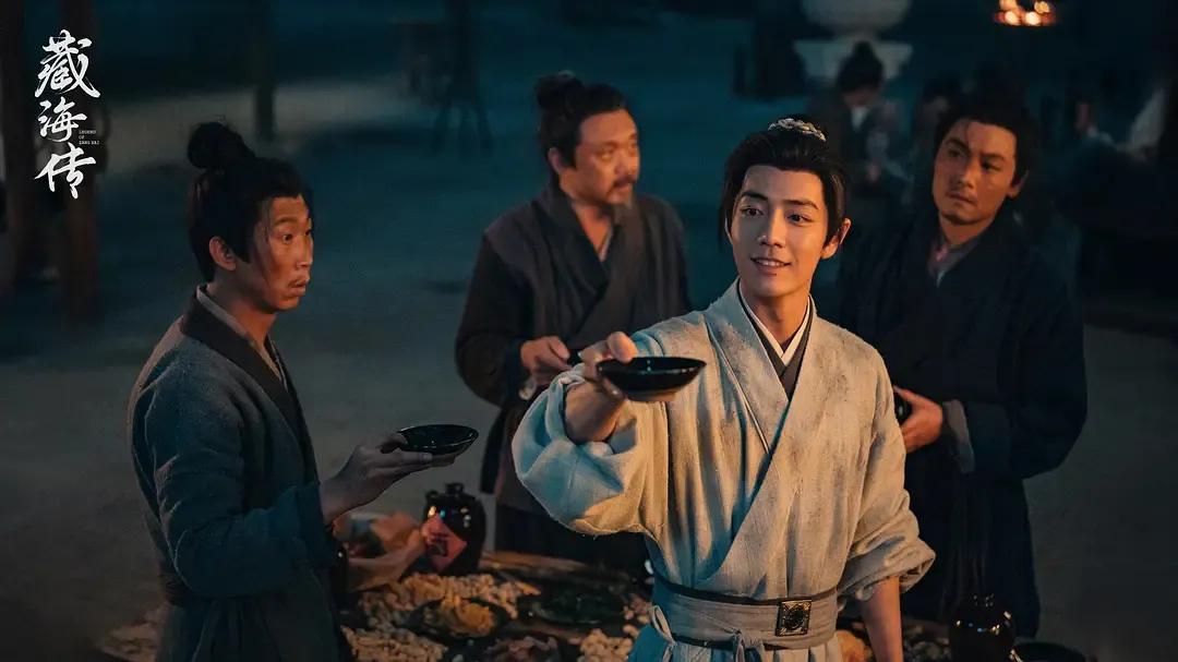 才知道《藏海传》最开始的铁面人是皇上，总导演郑晓龙觉得逻辑不能自洽，所以后来换成