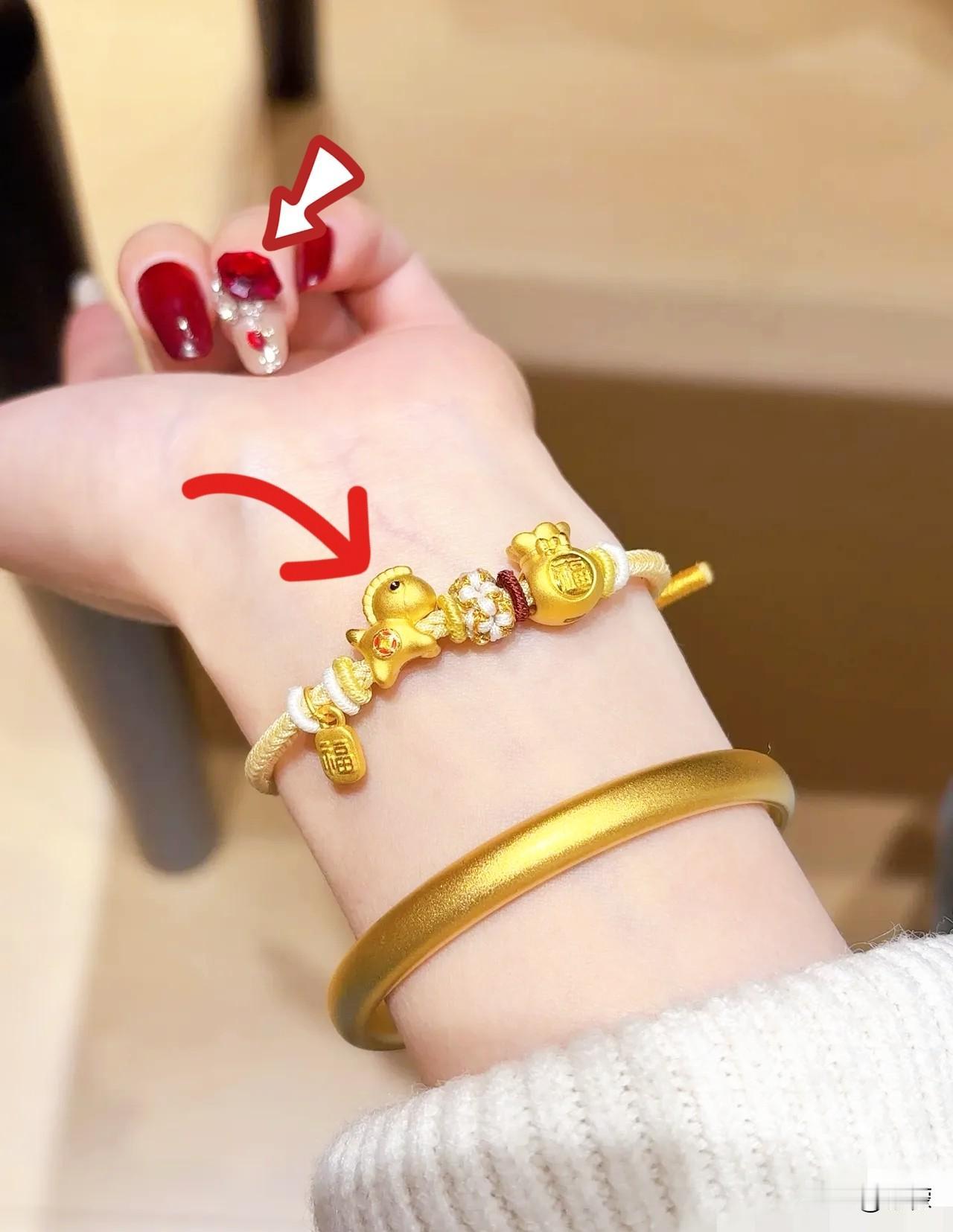 这两天卖黄金的要悔的睡不着觉了，不是因为金价涨到了1143元每克，而是从1月