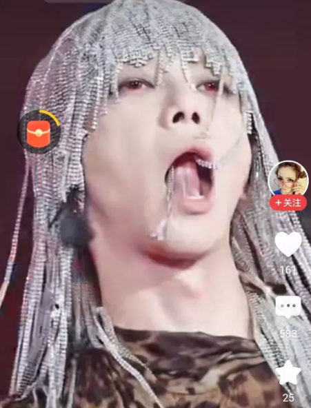 到底是谁在喜欢华晨宇？演唱会座无虚席，听闻不少女生甚至感动落泪……他的演唱实