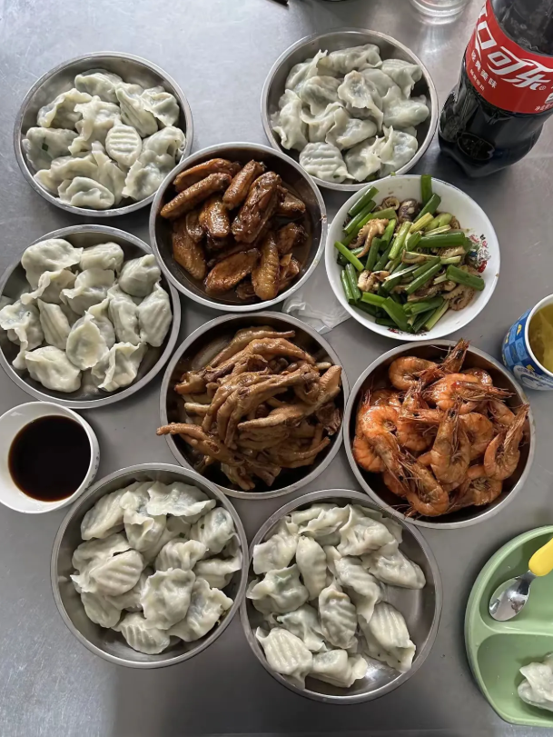 今天休息，中午包了饺子，做了一桌美食，总感觉少了点什么，大家觉得少了点什么？