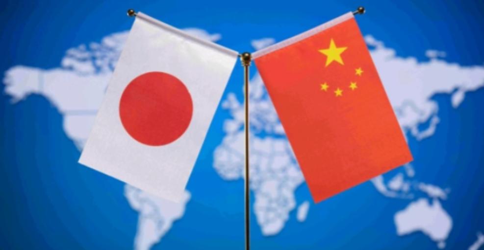 谁能想到，在中日关系坠入冰点将近八个月之后，打破僵局的竟然是一个日本前首相的儿子