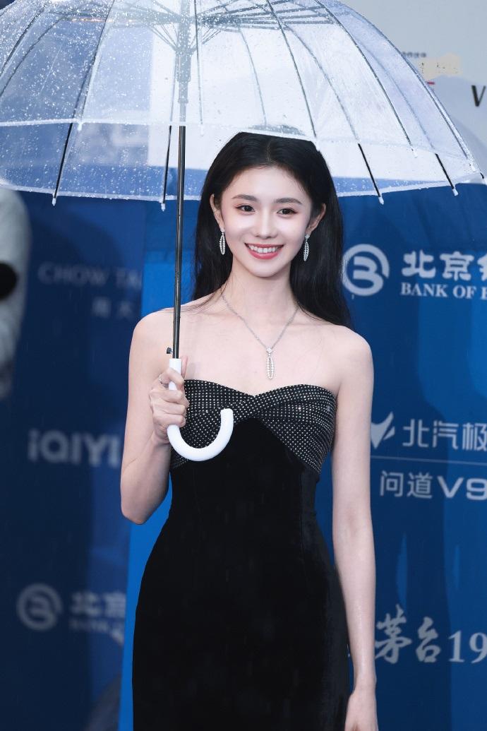 今天刘浩存在北京出席电影节，她这回搭配的很简洁，不过看上去年轻又靓丽。刘浩存