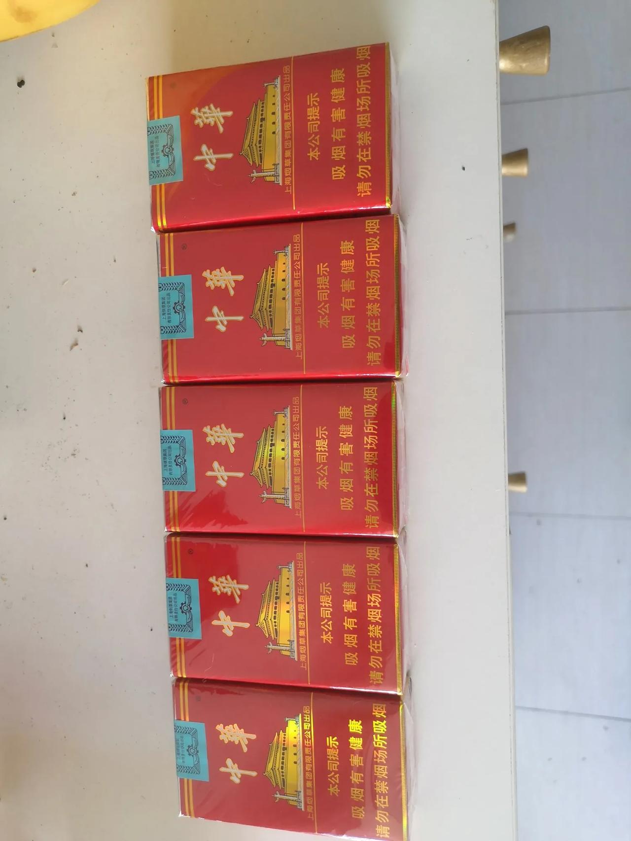 戒烟应戛然而止。想戒烟，就即刻不吸了。什么寻找替代品啦，逐步减量啦，把烟藏起来