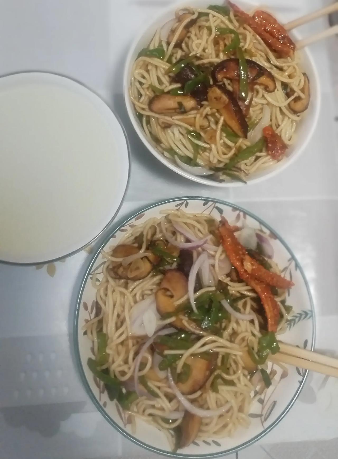 这是我们的早饭，我都有点不相信，他起早做了我喜欢吃的炒面，他无事献殷勤就有点蹊跷