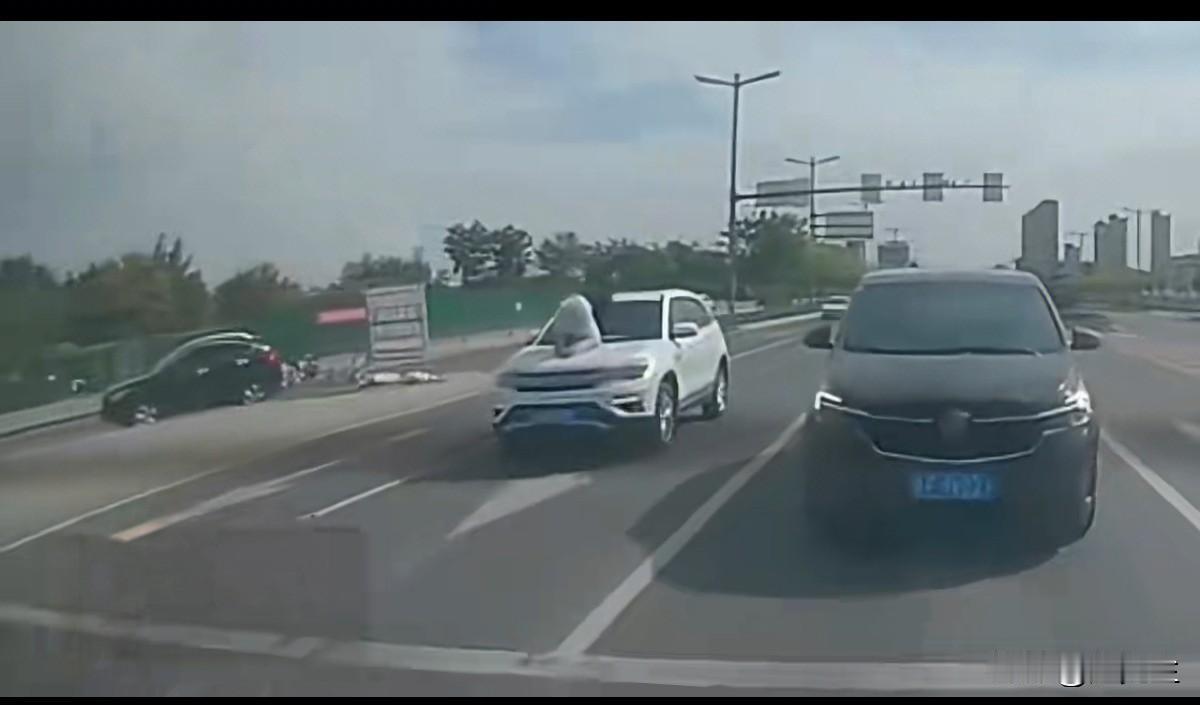 惊魂一幕：妻子跪坐疾驰SUV引擎盖！近日，甘肃酒泉街头出现了令人心惊肉跳的一