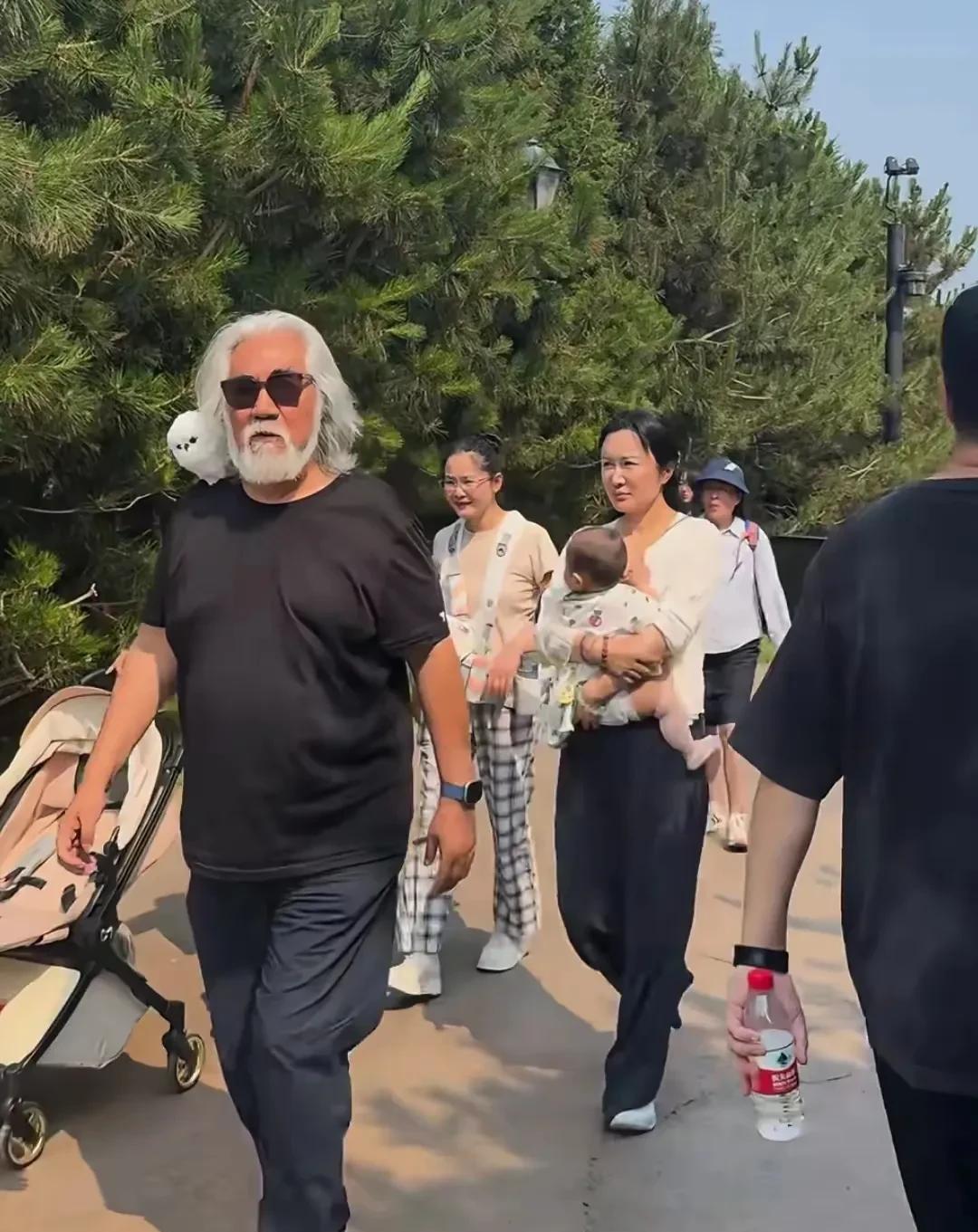 张纪中带老婆孩子们出现在北京环球影城，杜星霖抱着小龙珠，素颜的样子暴露了真实颜值