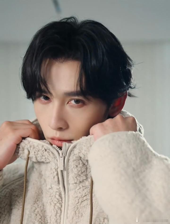 短国李栋旭出现了像吴谨言老公。头发遮住一半，每张图长得都不一样。​​​