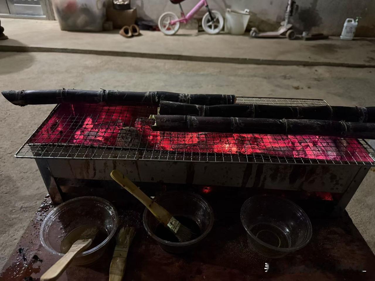 烧烤吃腻了，烤根甘蔗解解腻