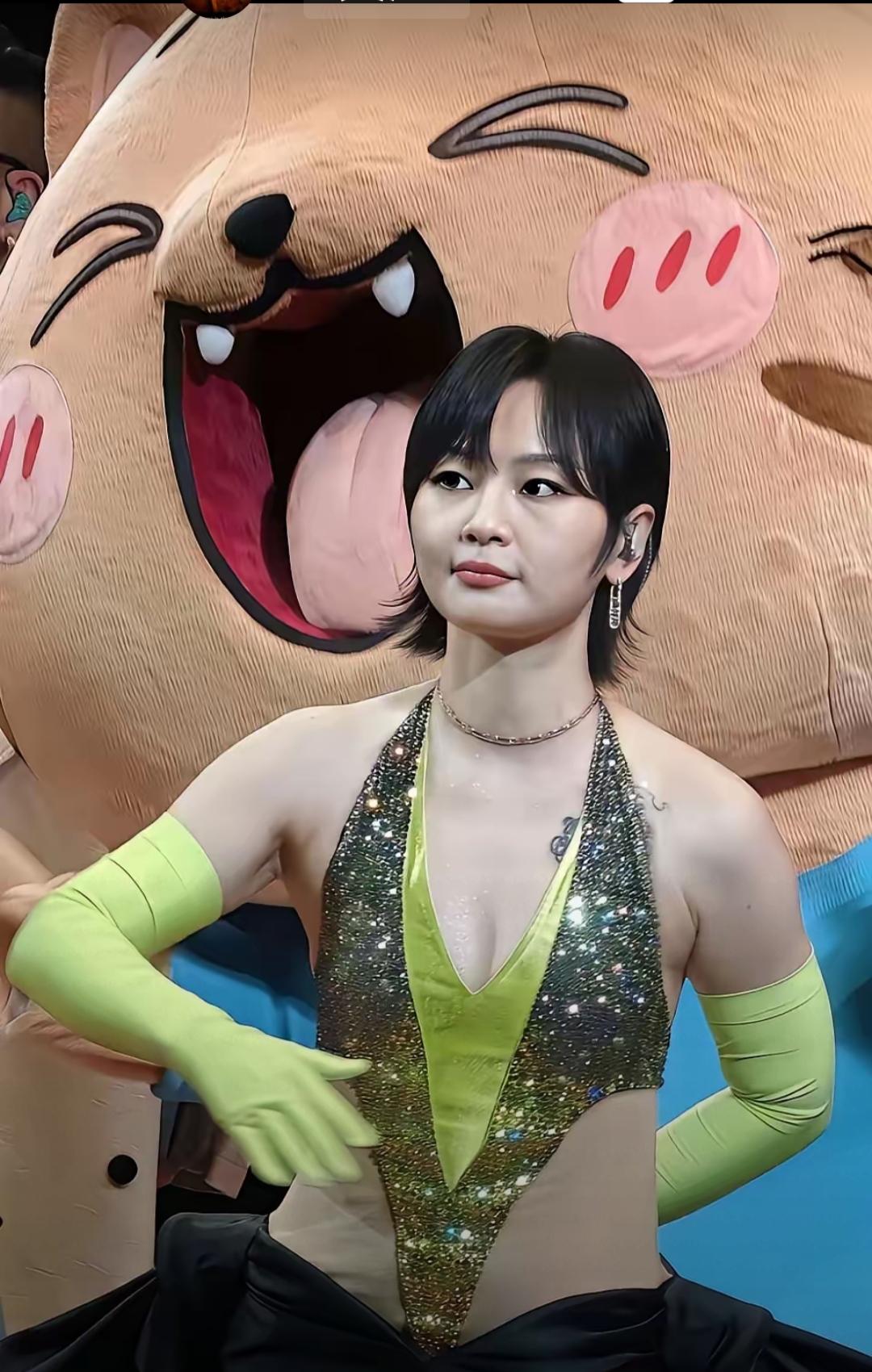 超级女声出道的周笔畅，现独居北京，一个人住着200多平米的大房子，她现在应该也4
