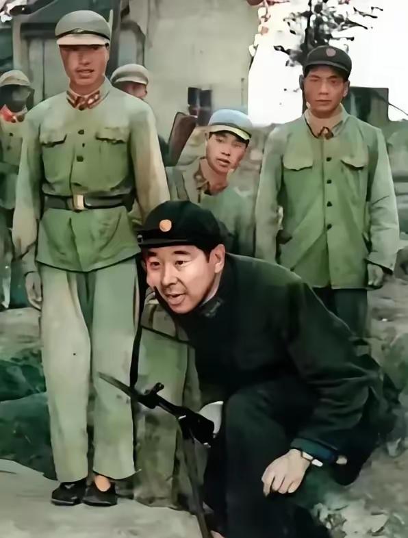 1964年全军大比武时，身为广州军区司令员的他，嫌战士们的动作花架子多、不实用，