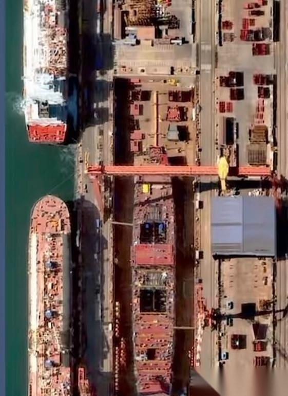 比福特级长，比福建舰宽，新航母将是世界上最大航母。从船坞卫星图来看，水线宽度超过