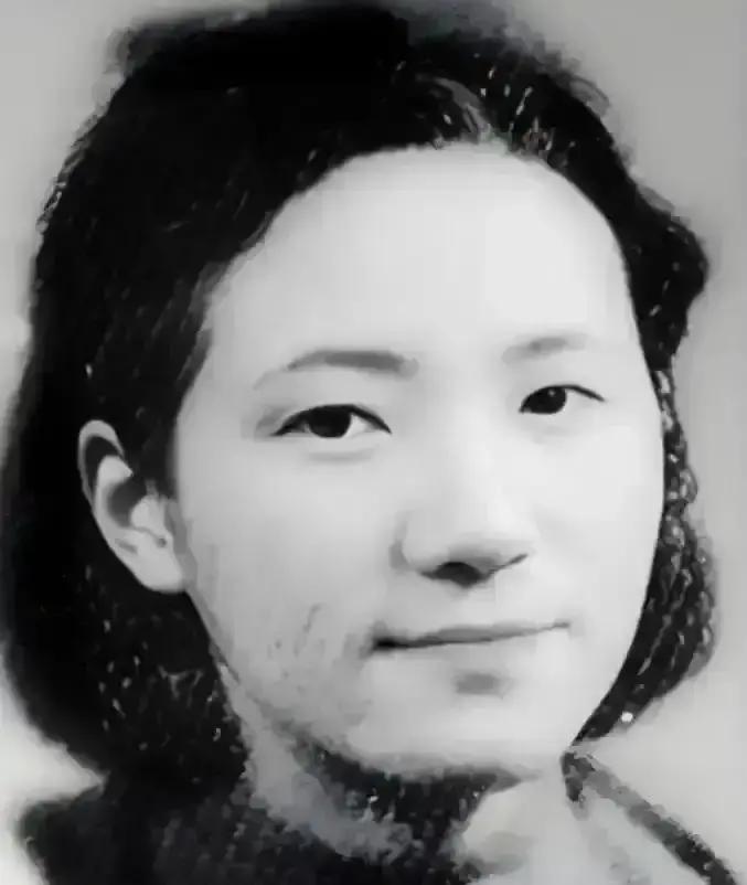 一记耳光打醒民国才女苏青！1934年，新婚才女作家苏青就撞见丈夫与表嫂约会，她隐