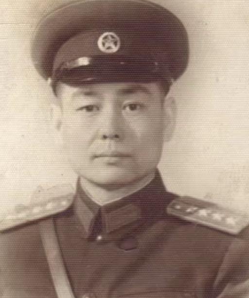1962年，一个参谋偶然得知，自己的妻子和师长有染，愤怒至极，他佯装找师长汇报工