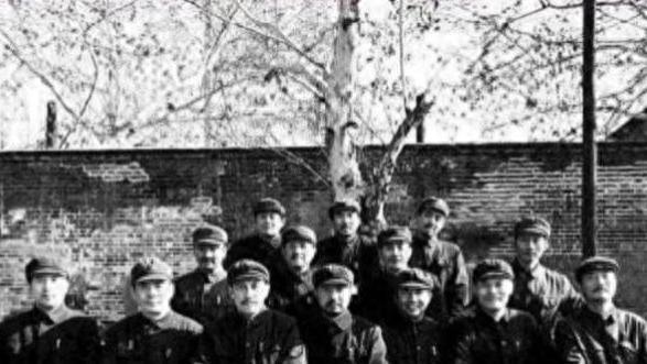 1959年,邱行湘特赦后想当搬运工人,周总理告诉他:你是国家干部