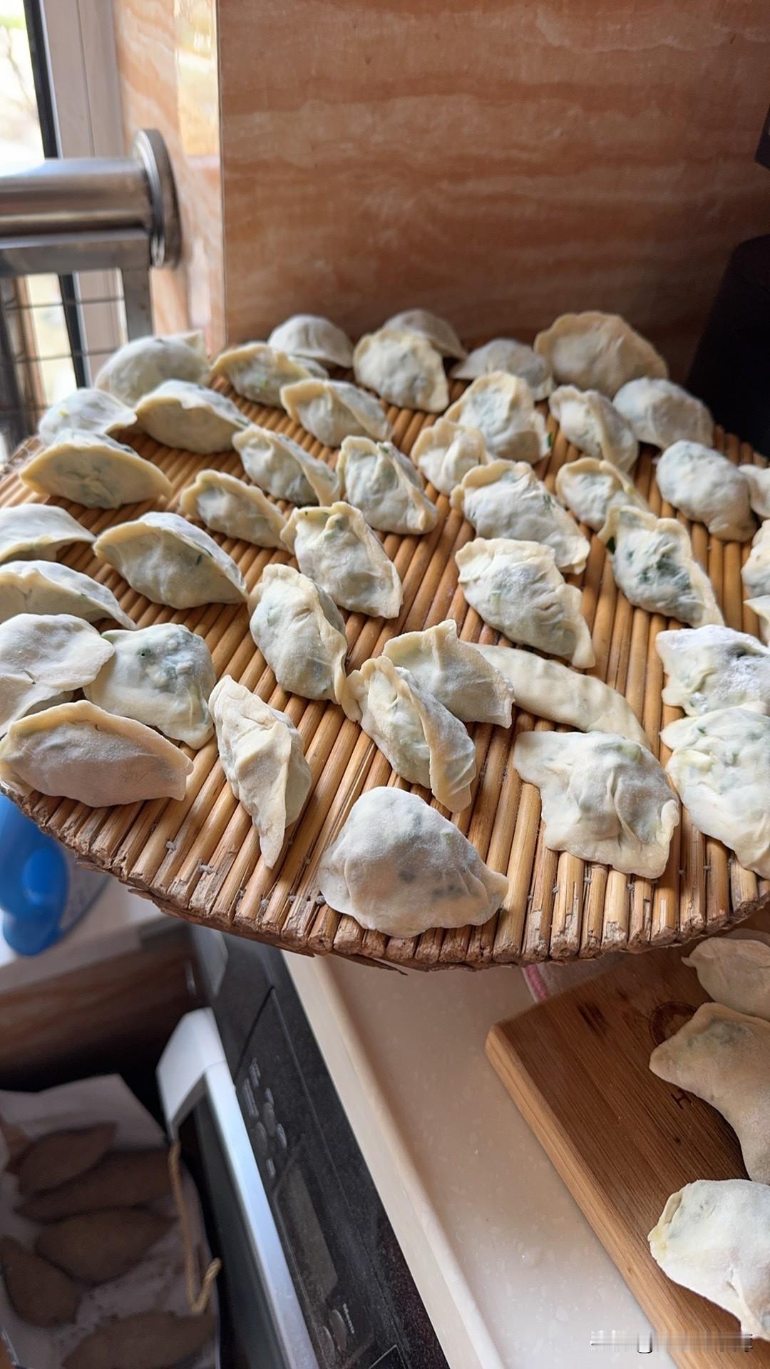 我喜欢吃刚出锅的饺子，小姑子喜欢吃温的或者是凉饺子。我说出锅的饺子你们吃就行，