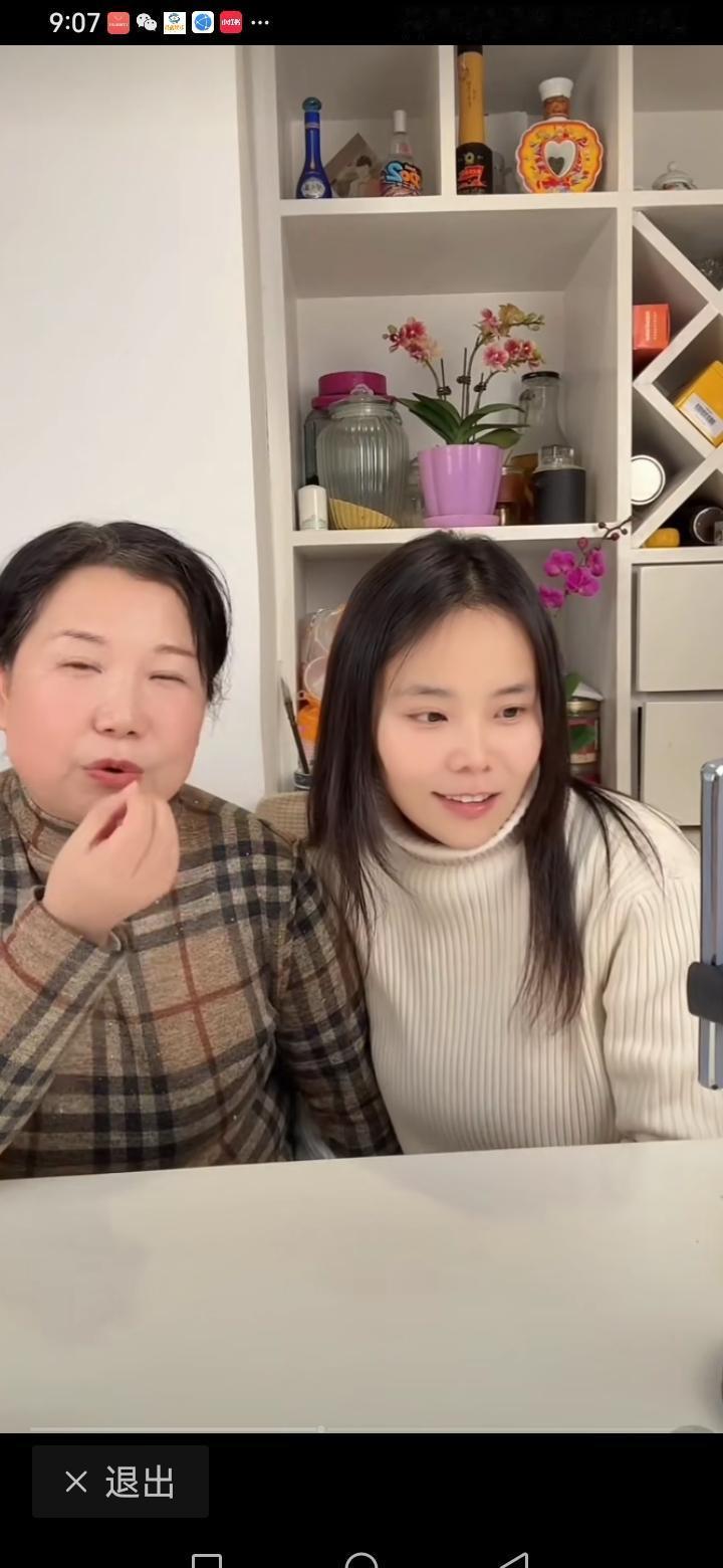 直播间的年货，卖爆了。一家三口的全家福，却迟迟挂不上墙。镜头前，许敏是商家抢