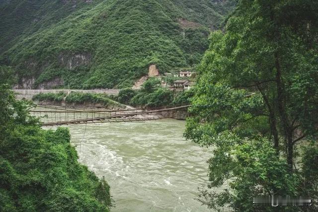 石达开兵败大渡河，其实就是必然的。想进入川西建立根据地是好想法，但没有外应，孤军