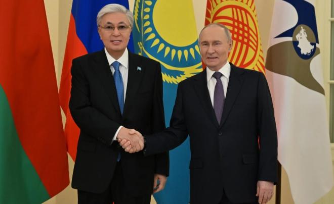 高市早苗估计心都凉半截了！12月21日，哈萨克斯坦总统刚离开日本，并没有回国，而