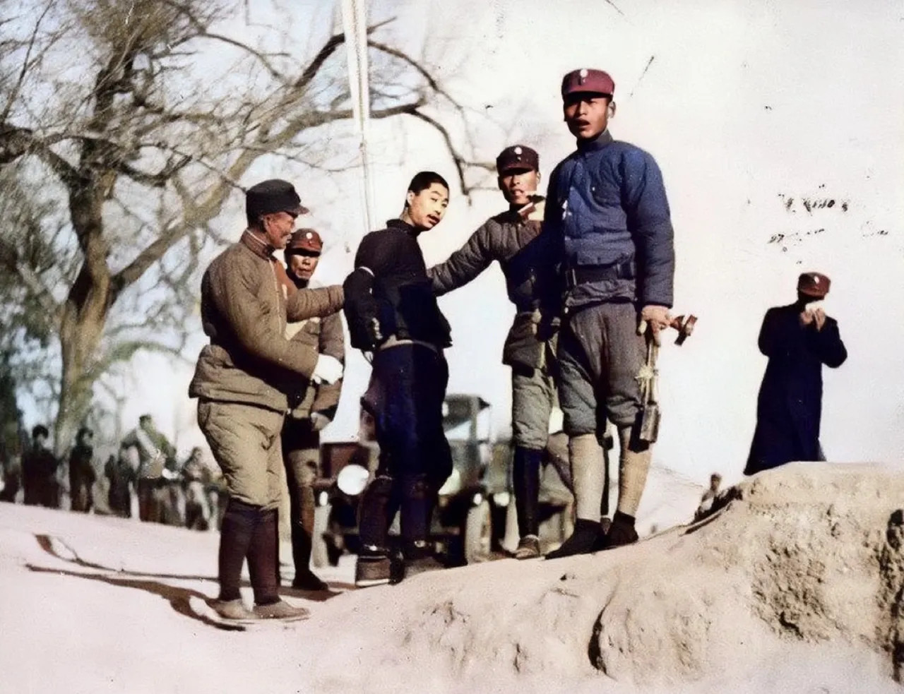 别再被民国偶像剧骗了，以为当年没人管鸦片走私？这张1935年华北的上色老照片，说