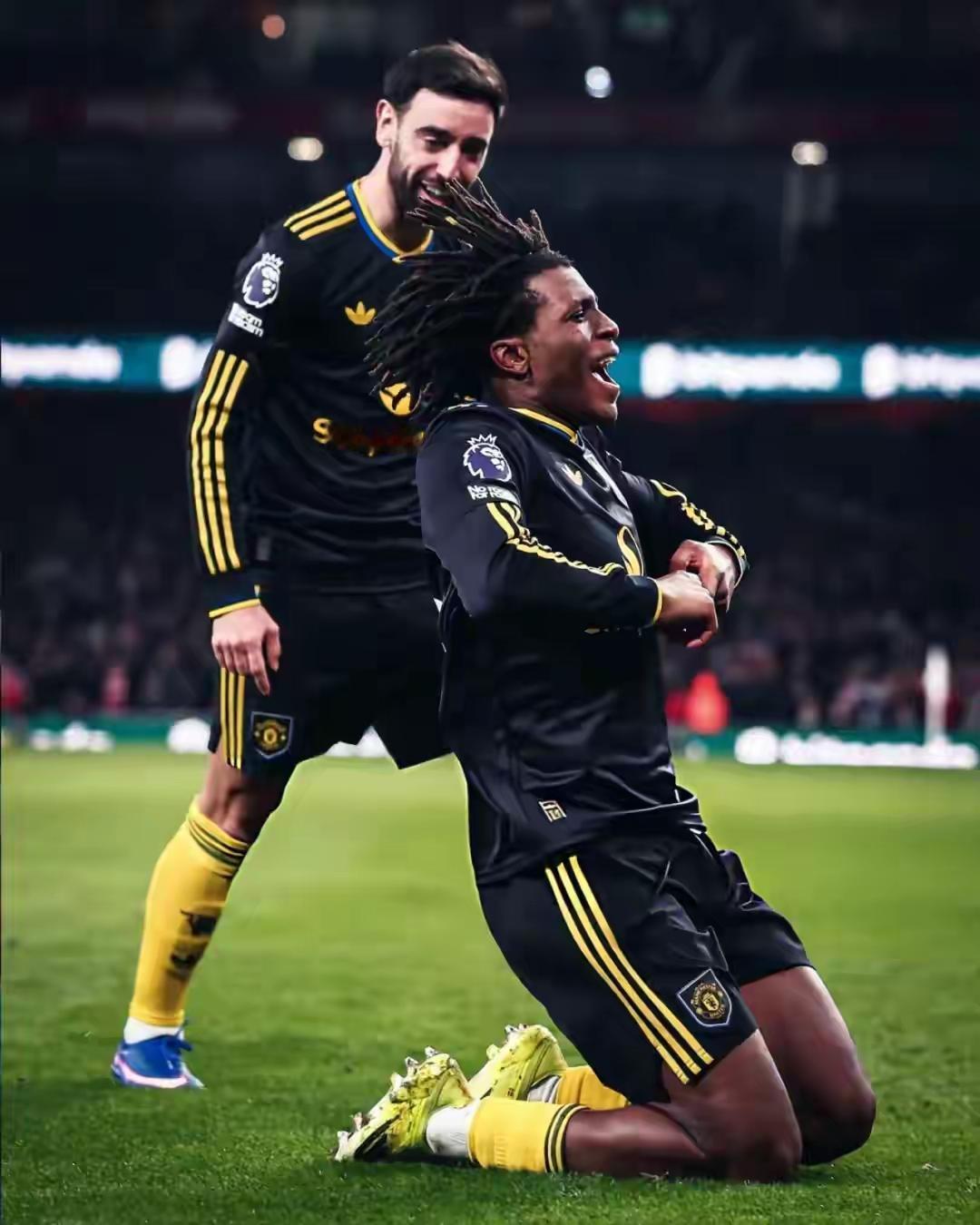 曼联真的是一支奇怪的球队，他到底是强还是不强……？说他强是因为他的祖上富裕，