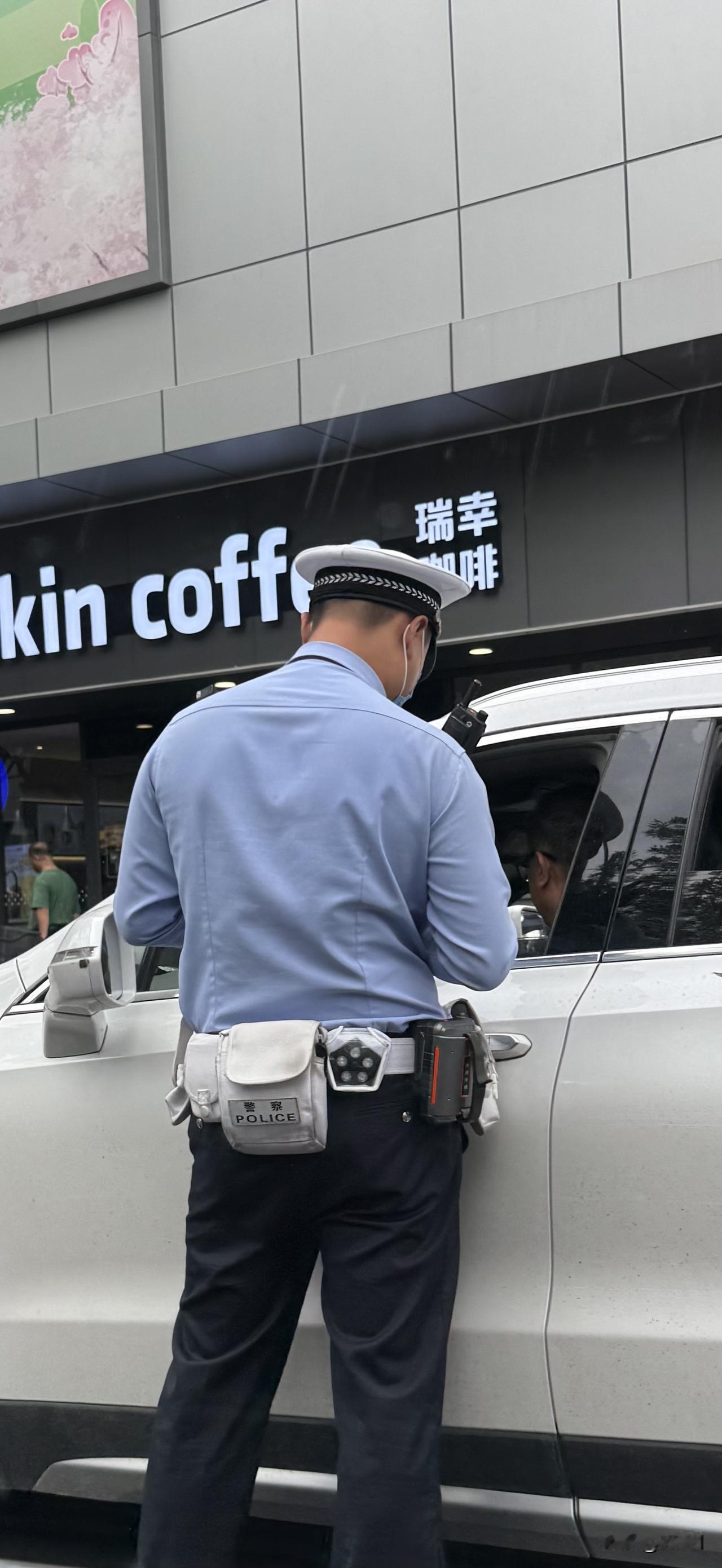 今日分享随手拍照片犯错误了。中国的城市之所以安全，就是因为人民警察很负责任很认真