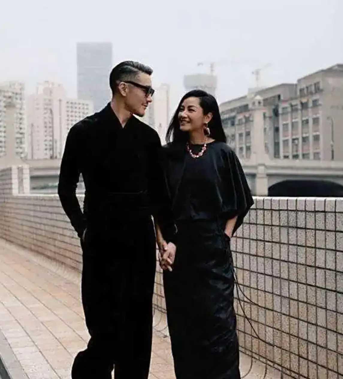 胡兵瞿颖：三十年守候终迎爱情曙光，这份跨越三十年的情感，终从守候走向爱情。祝他们