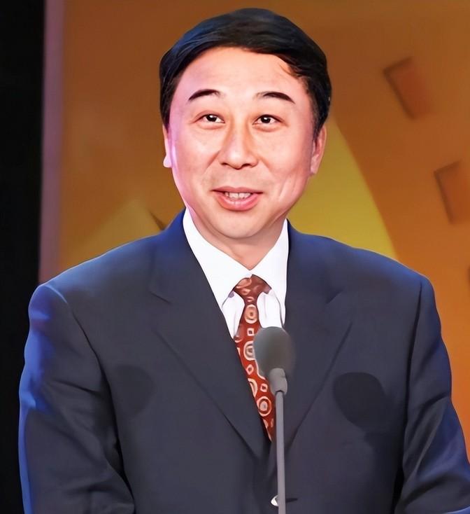 一天，冯巩带两个徒弟去吃饭，一共225元，可是结帐时却没人出声，冯巩只好对服务员