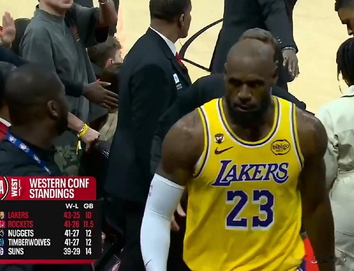 老詹靠谱！斯玛特谈詹姆斯：“勒布朗最后的扣篮杀死比赛。”“他现在是另外一