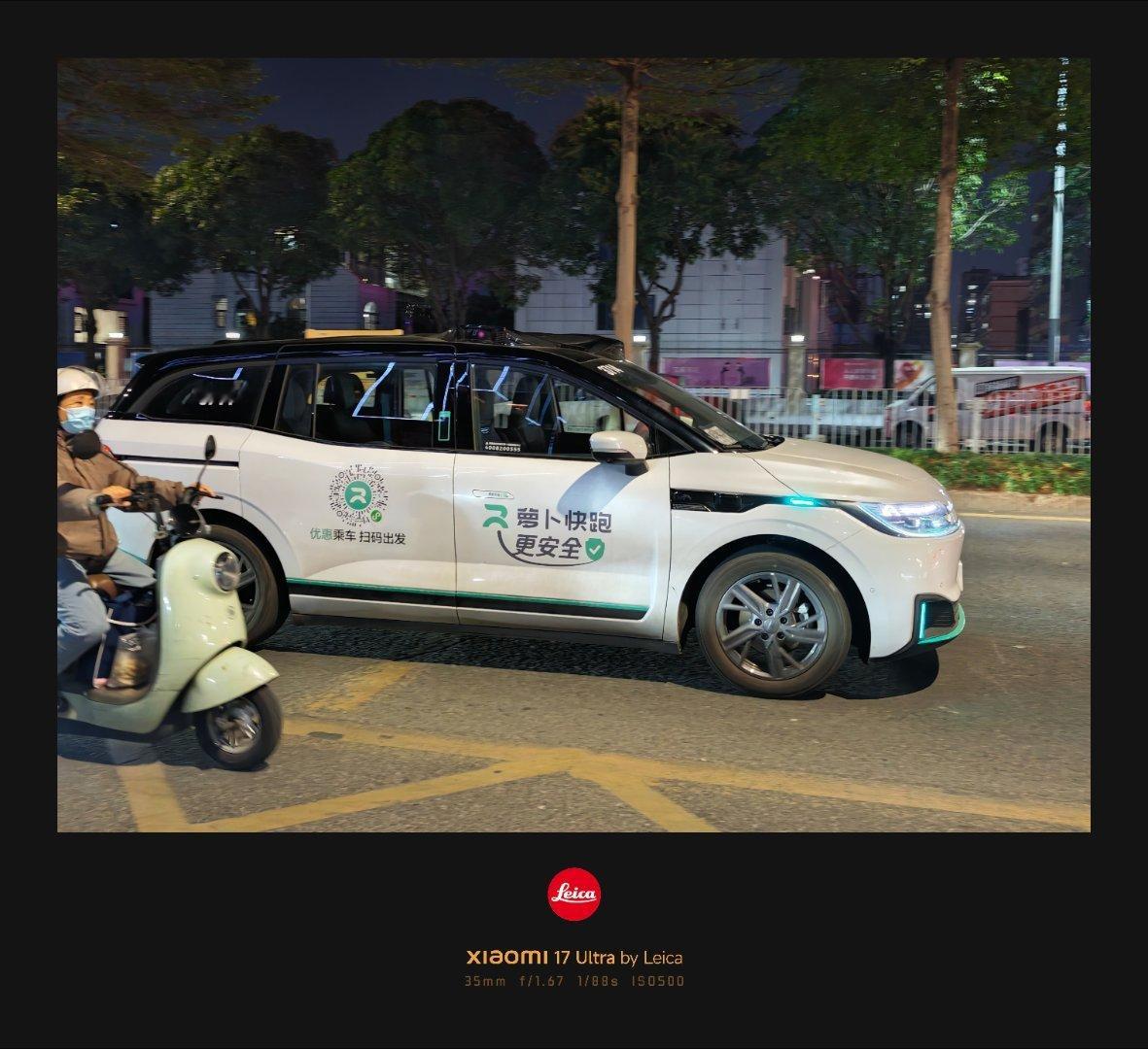 每次看无人驾驶出租车，都感觉很帅。特别是晚上，亮起小蓝灯，挺科幻的