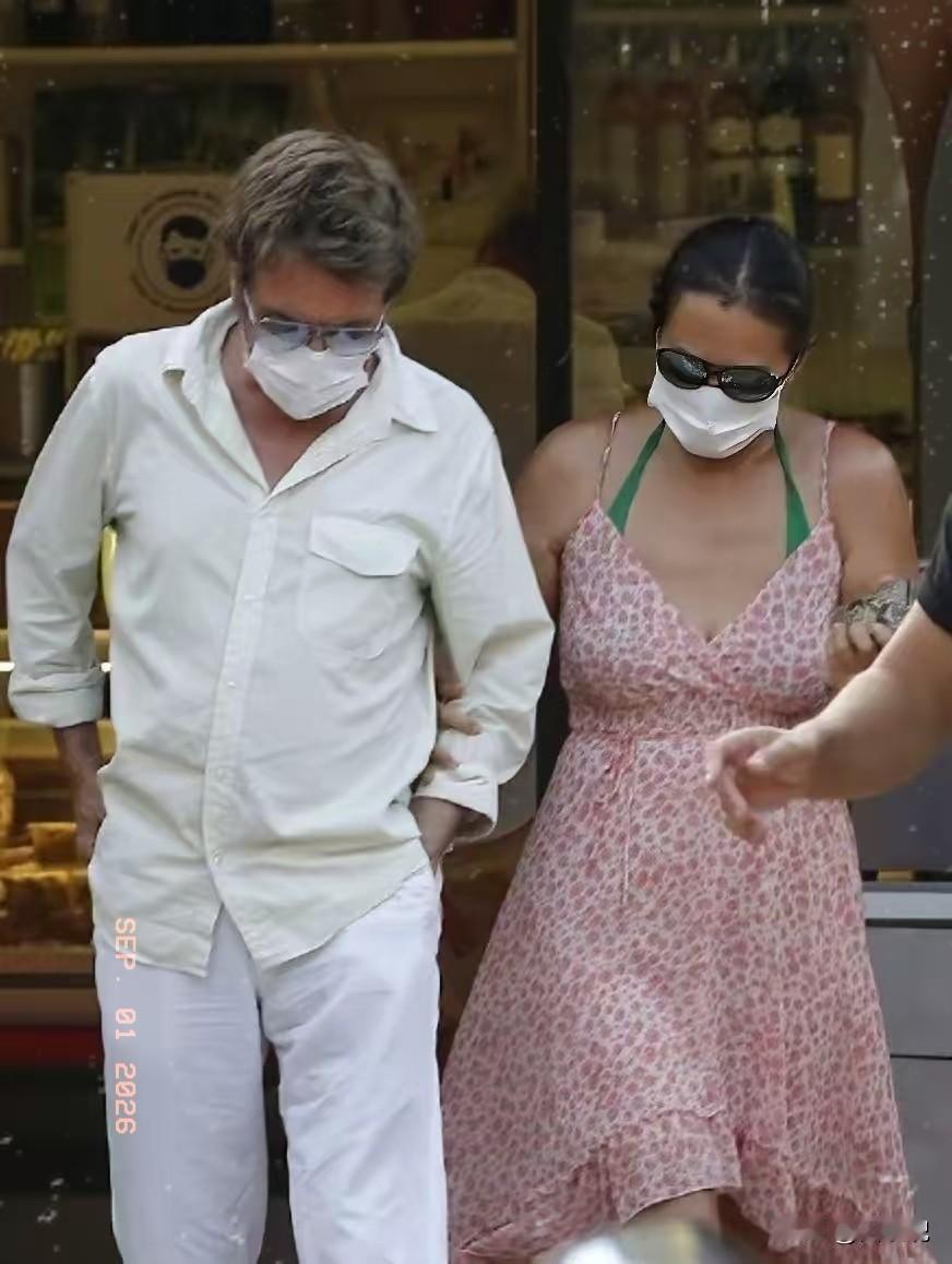 巩俐，这个女人越来越无法理解了。她在国外，和老公逛街被拍，感觉又苍老又憔悴，6