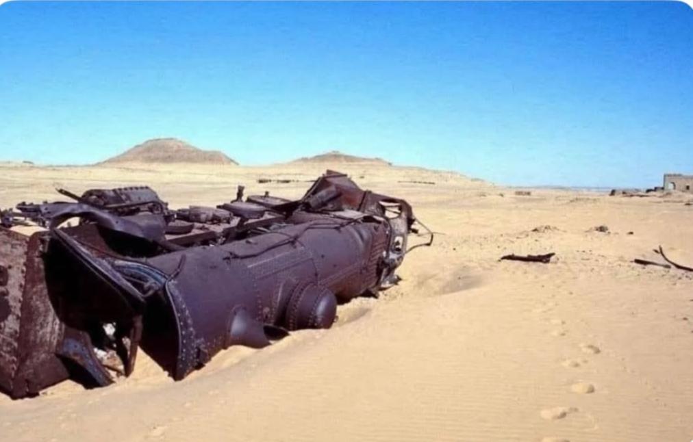 一百多年前，劳伦斯在汉志铁路伏击的奥斯曼补给列车，现在还躺在原地。最意外的是，很