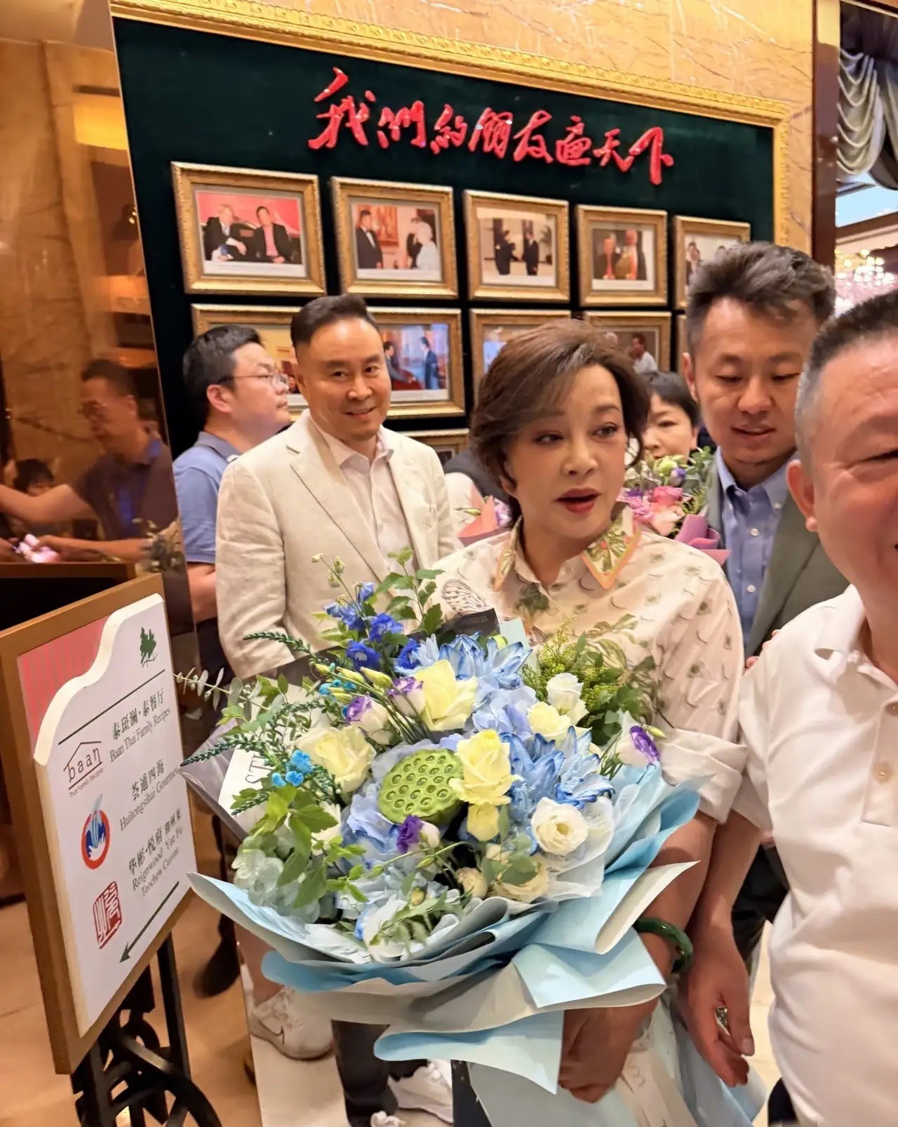 75岁的刘晓庆现身北京国贸出席活动，人太年轻普通老太太根本比上她的精气神。化着浓