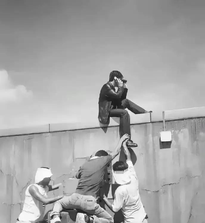 梁朝伟在《无间道》天台根本没摔下去。镜头靠近，钢丝痕被后期一帧帧擦掉。刘德