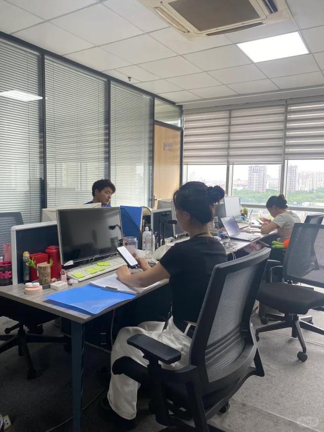 办公室的女同事谈了一个上海男朋友，谈了三年了，已经到了谈婚论嫁的阶段，双方家里聊