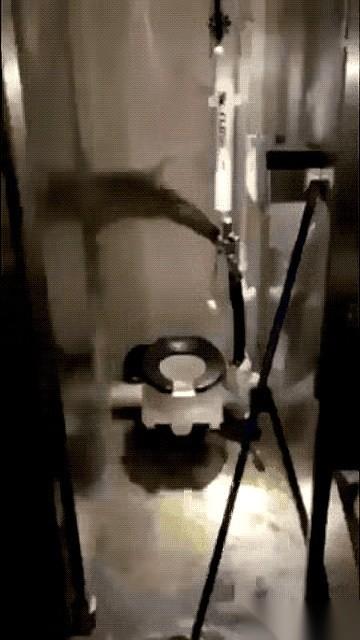 130亿美金的航母，最后让一泡屎给整破防了。这事儿放二十年前你敢信？全球最顶