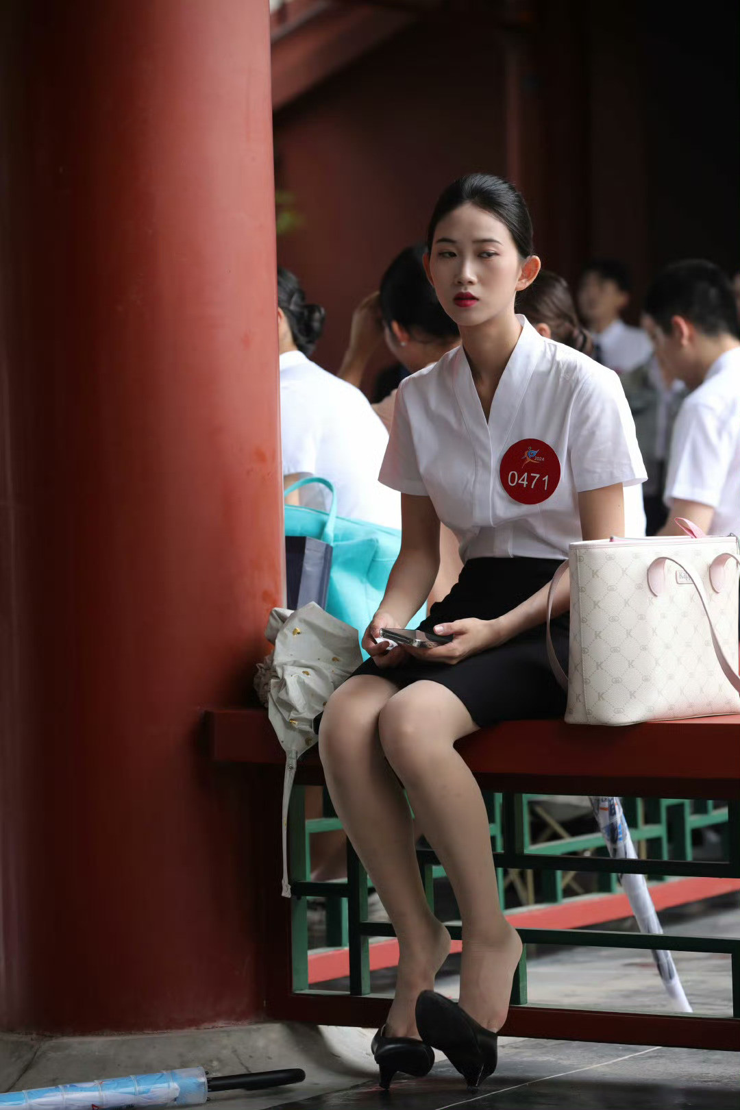 穿制服，玩高跟皮鞋的清纯美女