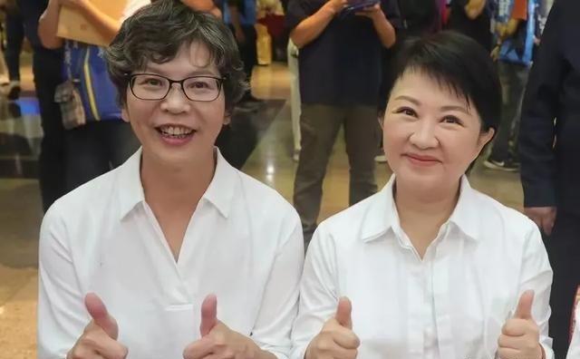 郑丽文提出参选以后，卢秀燕有点慌了。蓝营反罢免胜利之后，国民党主席换届选举自