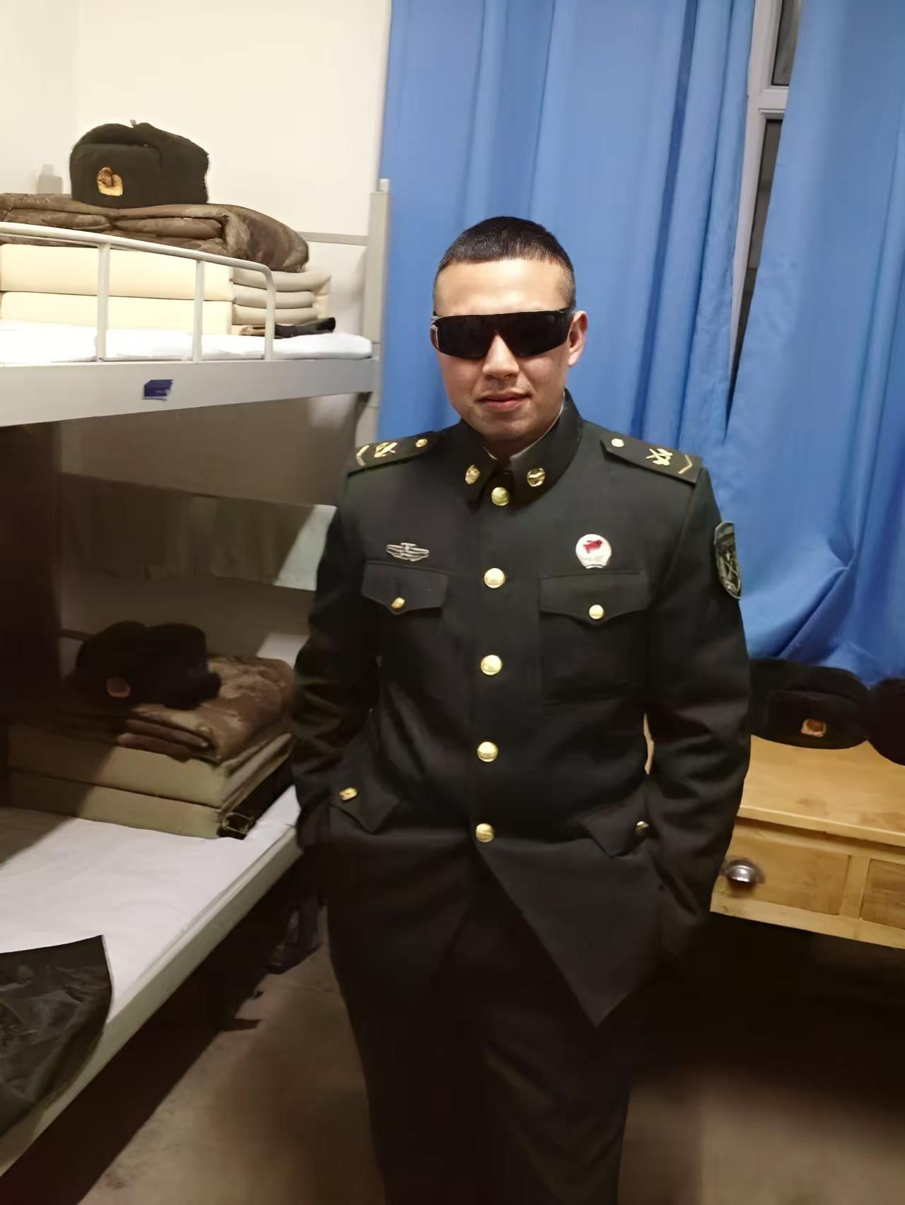 墨镜一戴谁都不爱。帅就完了退伍军人部队生活
