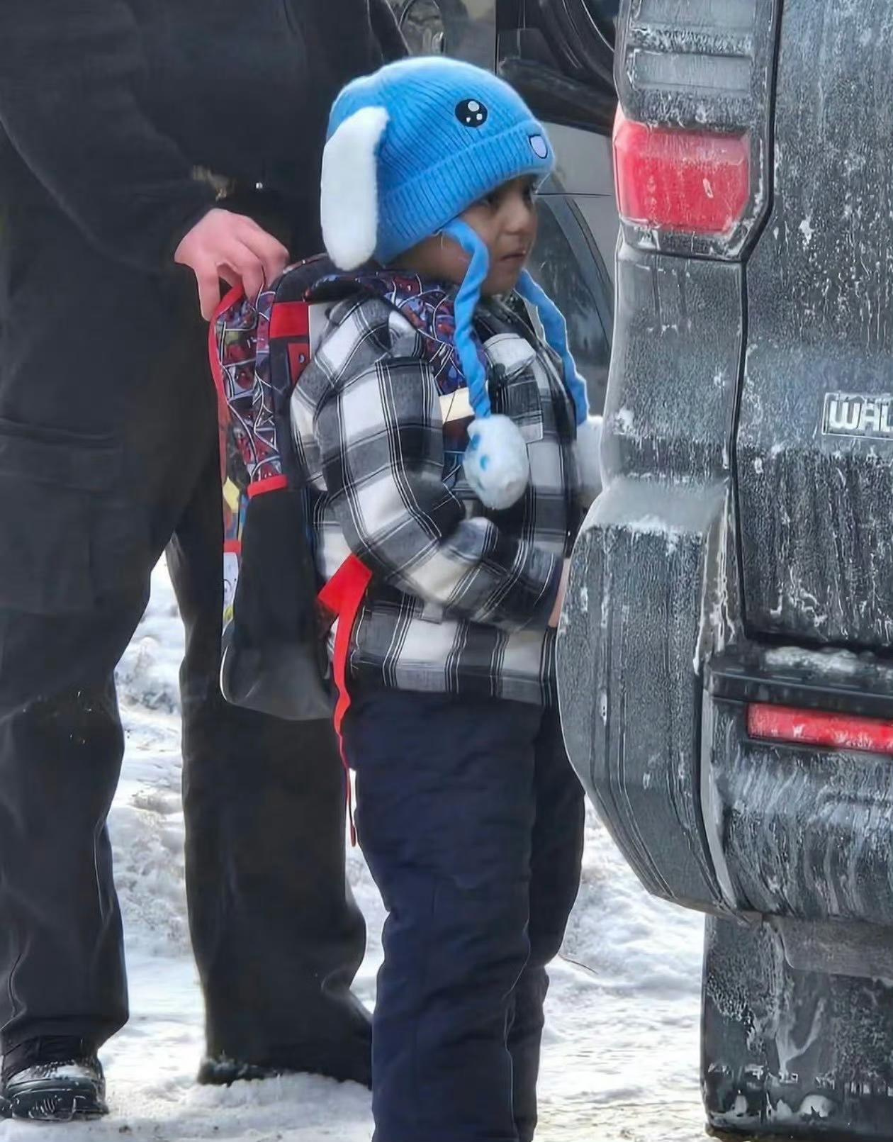 美国ICE抓人无底线，对孩童都下手，明尼阿波利斯一名孩子在回家的路上，被ICE拦